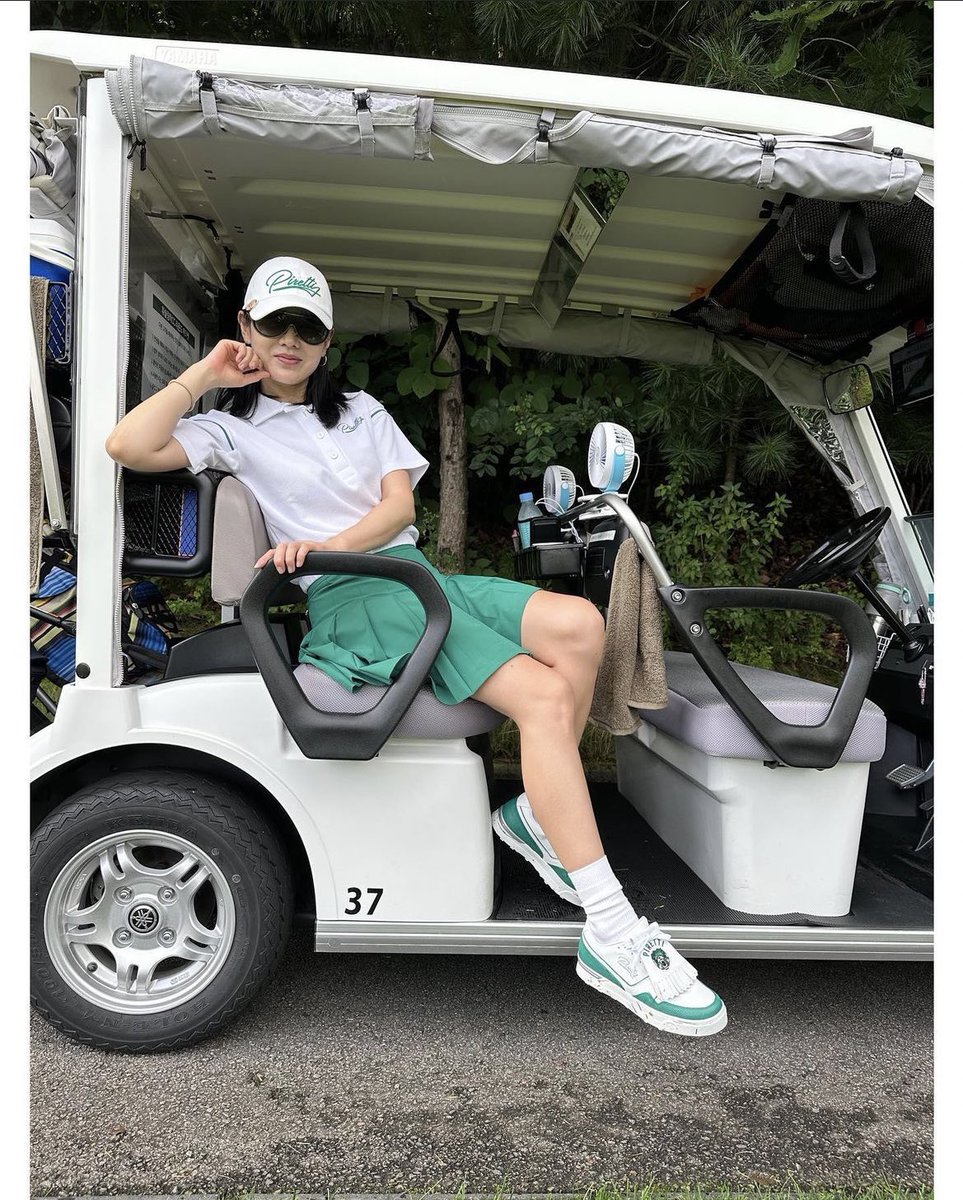 sonyejins_'s tweet photo. (2/2) “I asked my husband to make me look longer but looks like he only took a long picture..🥴

Anyways, take care of your health in this steaming heat and fighting for everything you do 👍”

#sonyejin #손예진 https://t.co/ioyJZKk3RU