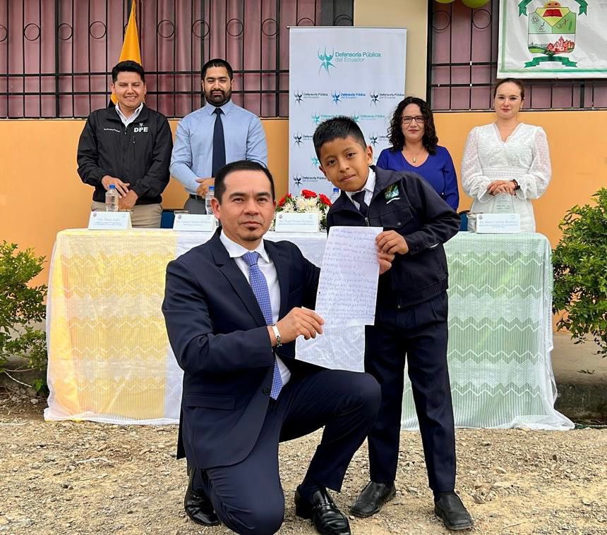 DefPublicaEC's tweet photo. 📍 #AgendaEnTerritorio

Durante la jornada llena de alegría y emociones, el pequeño José Medina, estudiante de la Unidad Educativa “Emiliano Abendaño González”, dirigió unas palabras a nuestro Defensor Público General, @AngelTorresDPG, agradeciendo la donación de los equipos de computación 💻 y señaló que, “Este maravilloso regalo permitirá mejorar el proceso de enseñanza” en su institución.

#ElTambo 
#Loja
#EnBeneficioDeLaComunidad 👨‍👩‍👧‍👦