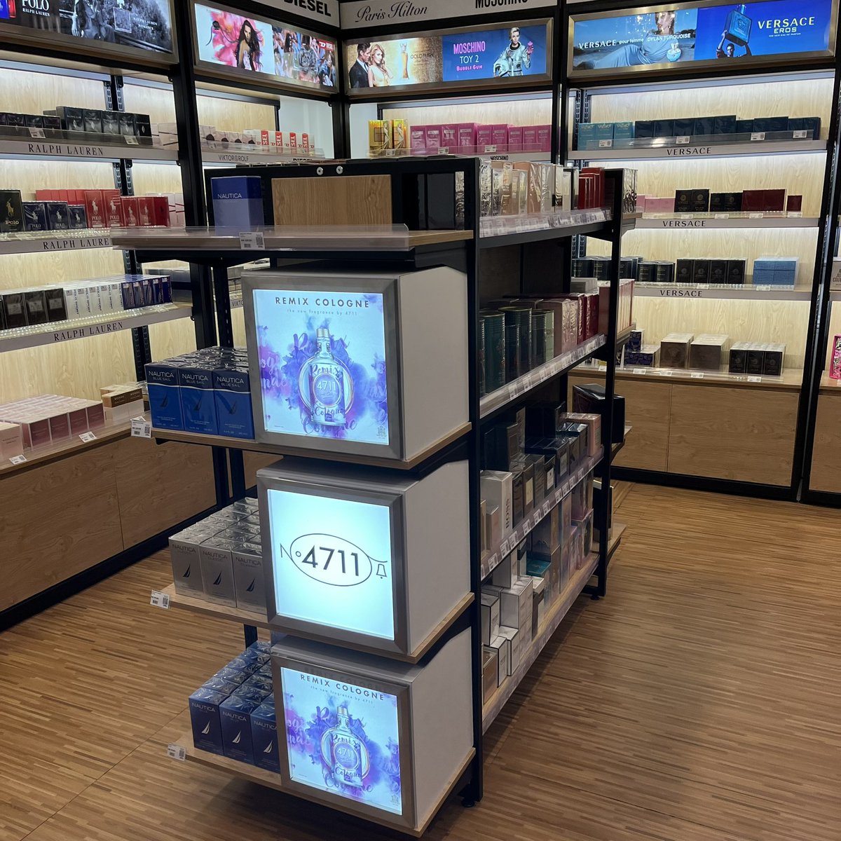 magmalaya's tweet photo. Semalam habis makan TPC Burger di Seksyen 13 Shah Alam, ada perasan satu kedai perfume ni.

Tak besar, tapi banyak jenama rare yg boleh dijumpai dalam ni. Best. Salesman pun banyak bagi info.

"Dah spray, jangan gosok minyak tu bang, biar je."

Ada miniatures juga. https://t.co/mOQ2dVfcru