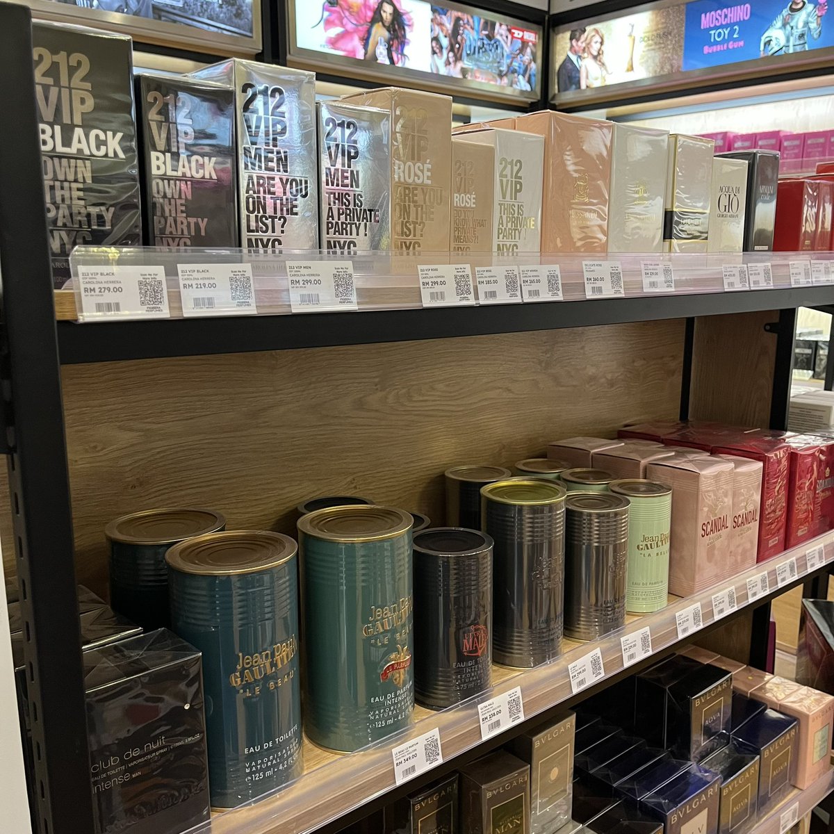 magmalaya's tweet photo. Semalam habis makan TPC Burger di Seksyen 13 Shah Alam, ada perasan satu kedai perfume ni.

Tak besar, tapi banyak jenama rare yg boleh dijumpai dalam ni. Best. Salesman pun banyak bagi info.

"Dah spray, jangan gosok minyak tu bang, biar je."

Ada miniatures juga. https://t.co/mOQ2dVfcru