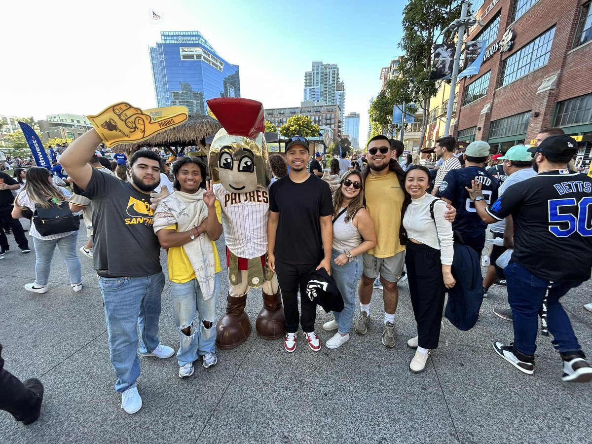 stefanieezy's tweet photo. #BringTheGold #padresvdodgers 🤎💛 https://t.co/zxEE8iEL4n