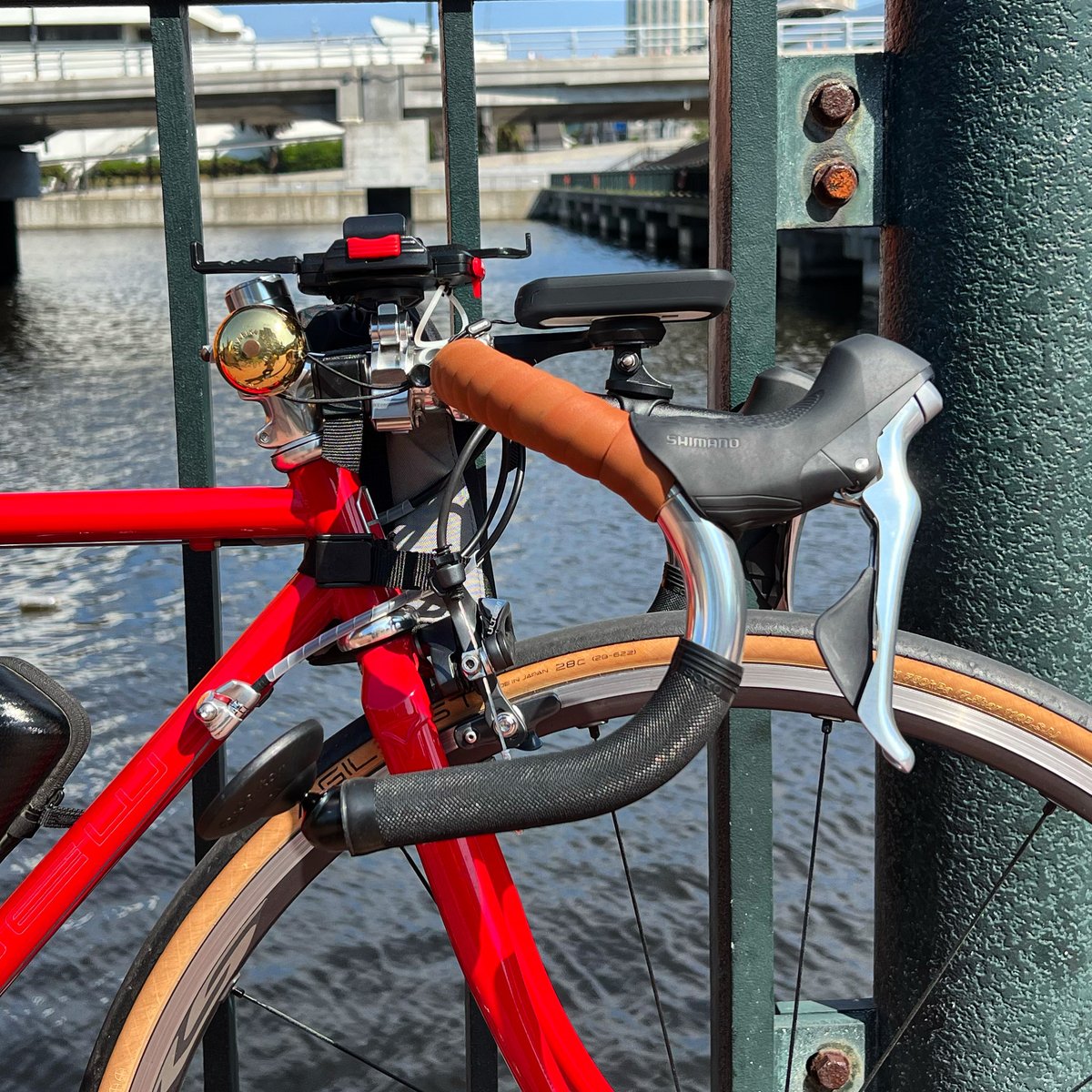 ittokudayo's tweet photo. いちおー、ピストハンドルなので、バーテープじゃなく、ロンググリップを採用してみた。装着に難儀したけれど、最終的にエアーコンプレッサーで一発だった。
しかし、→

#AdewSono1Remo #ADEW #Sono1 #Remo #ロードバイク #クロモリロードバイク #ホリゾンタルフレーム #Wレバー #ショートクランク https://t.co/ZhOgDQ11L8