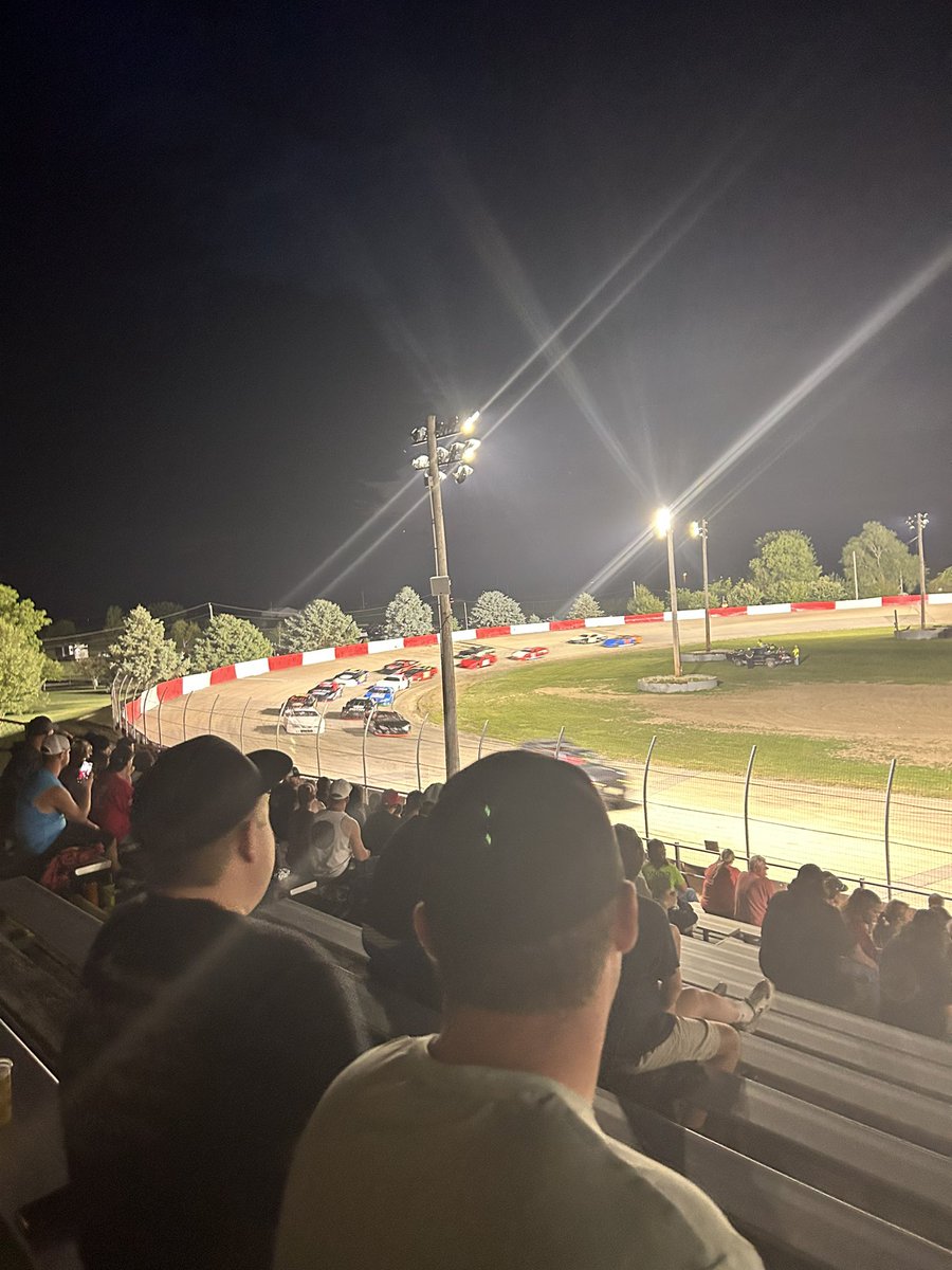 DangeRuss56's tweet photo. 16 super late models at Grundy tonight. Great track that keeps grinding every week @MattWeaverRA https://t.co/E3cKH8L0Iy