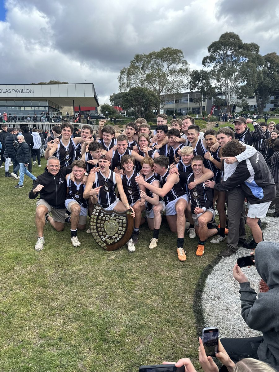gfoleyivanhoe's tweet photo. An outstanding day for sport @ivanhoegrammar with the girls winning the Firsts Basketball premiership this morning and the Firsts AFL boys team winning the premiership for the first time since 1963. #agsv Well done to everybody involved https://t.co/Ffwn1UWJ0S