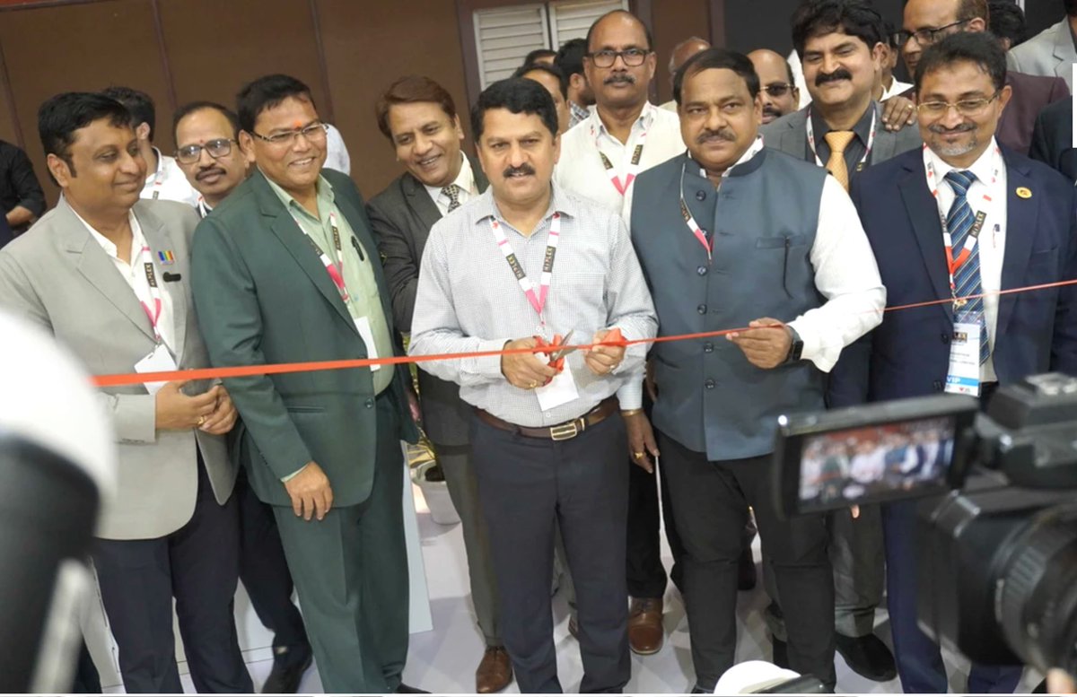 ChakrvarthiAVPS's tweet photo. South India’s largest International plastic expo #hiplex2023 
Inaugurated at @CentreHitex by @TSIICLtd VC &amp; MD Shri @VenkatNReddyE 20,000 sqm 400 exhibitors showcasing range of products in plastics. @KTRBRS @jayesh_ranjan @MinisterKTR #hiplex #TAAPMA @FTCCI  @TelanganaPolicy https://t.co/AKdjkfRat1
