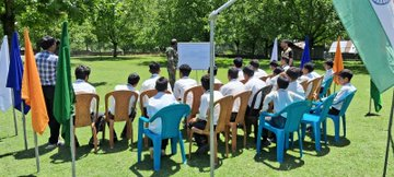 #IndianArmy organised an Awareness lecture for youth for career opportunities in the Indian army as offrs at Kandi.  
#Kashmir #Kupwara #IndianArmy #HumSayaHaiHam #ProsperousKashmir #Futureofkashmir #Chandrayaan3 #ऐसी_वाणी_बोलिये #BaseSummer