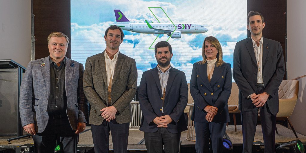 En el marco del lanzamiento del primer reporte de sostenibilidad de <a href="/SKYAirline_CL/">SKY</a>: Desarrollo de tecnología, eficiencia operacional y acceso a #SAF se perfilan como los mayores desafíos medioambientales de la #IndustriaAeronáutica: bit.ly/3OIVZji vía <a href="/VueloLimpio/">Vuelo Limpio</a>