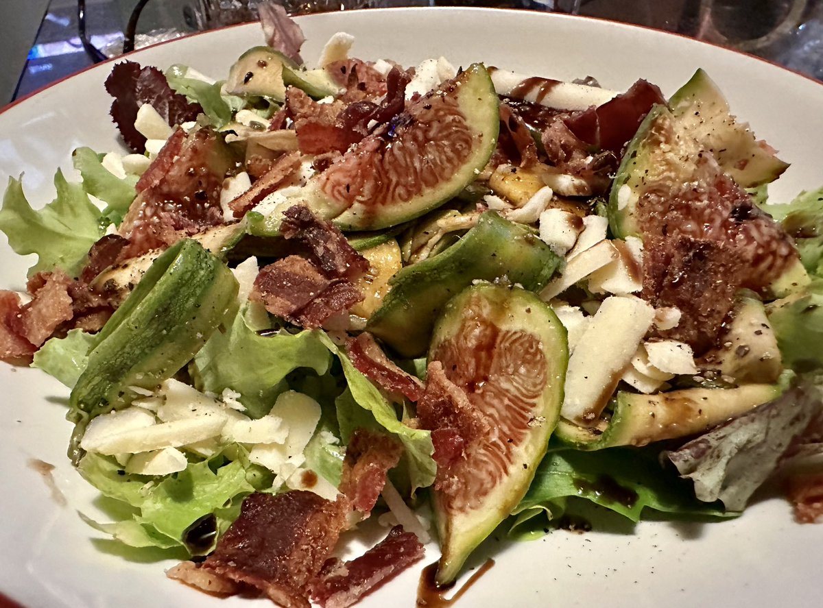fonticulus's tweet photo. Fig and zucchini ribbon salad with balsamic, Unexpected cheddar shreds and a sprinkle of bacon, on fresh greens from the garden. https://t.co/NfIc4yxc97