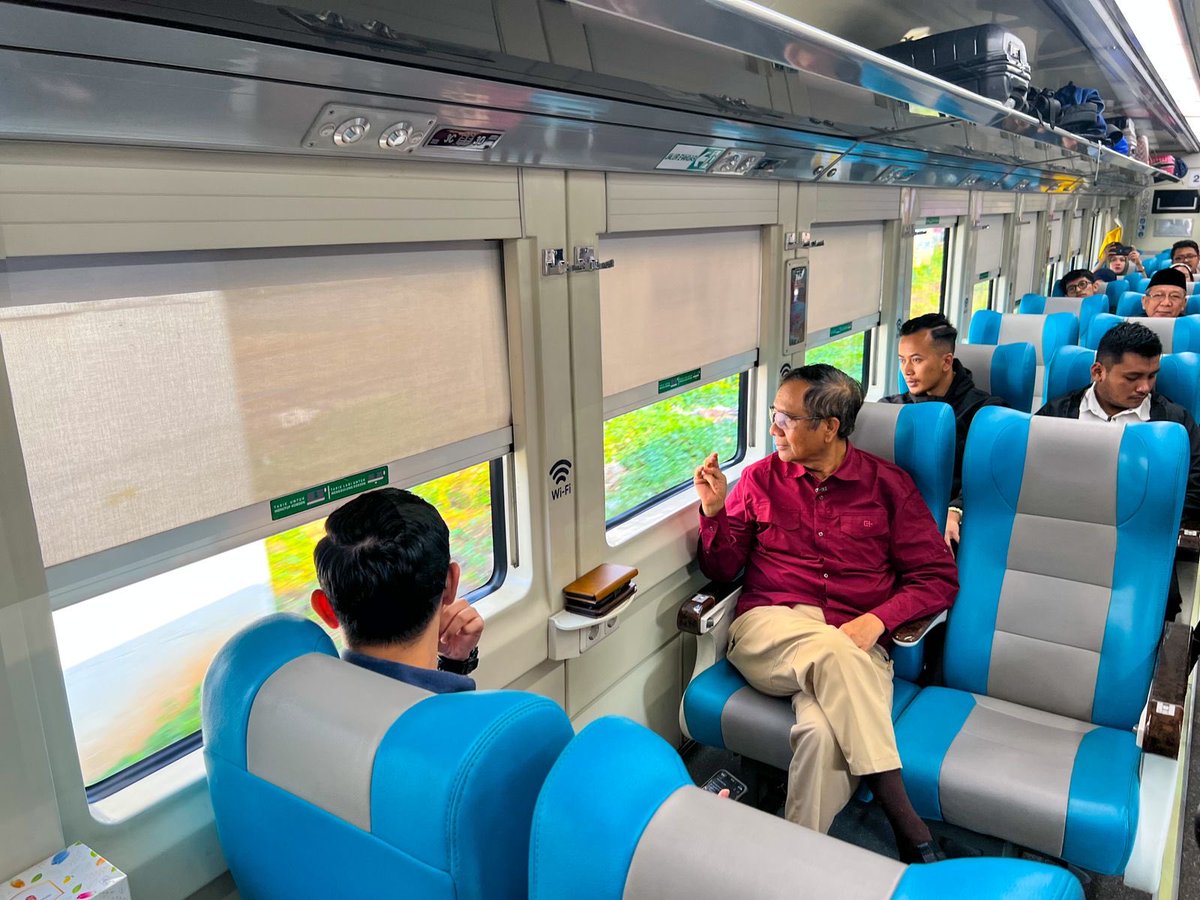 mohmahfudmd's tweet photo. Menikmati variasi perjalanan dgn kereta api. Sabtu siang dan malam ini sy menghadiri undangan ke dua ponpes di Cirebon yaitu Ponpes Buntet dan Ponpes KHAS Kempek. Naik KA ekspres Dwipangga yg bersih dan tak berisik terasa nyaman sambil memandang hamparan sawah dan rumah penduduk. https://t.co/QFJQAlOSXy