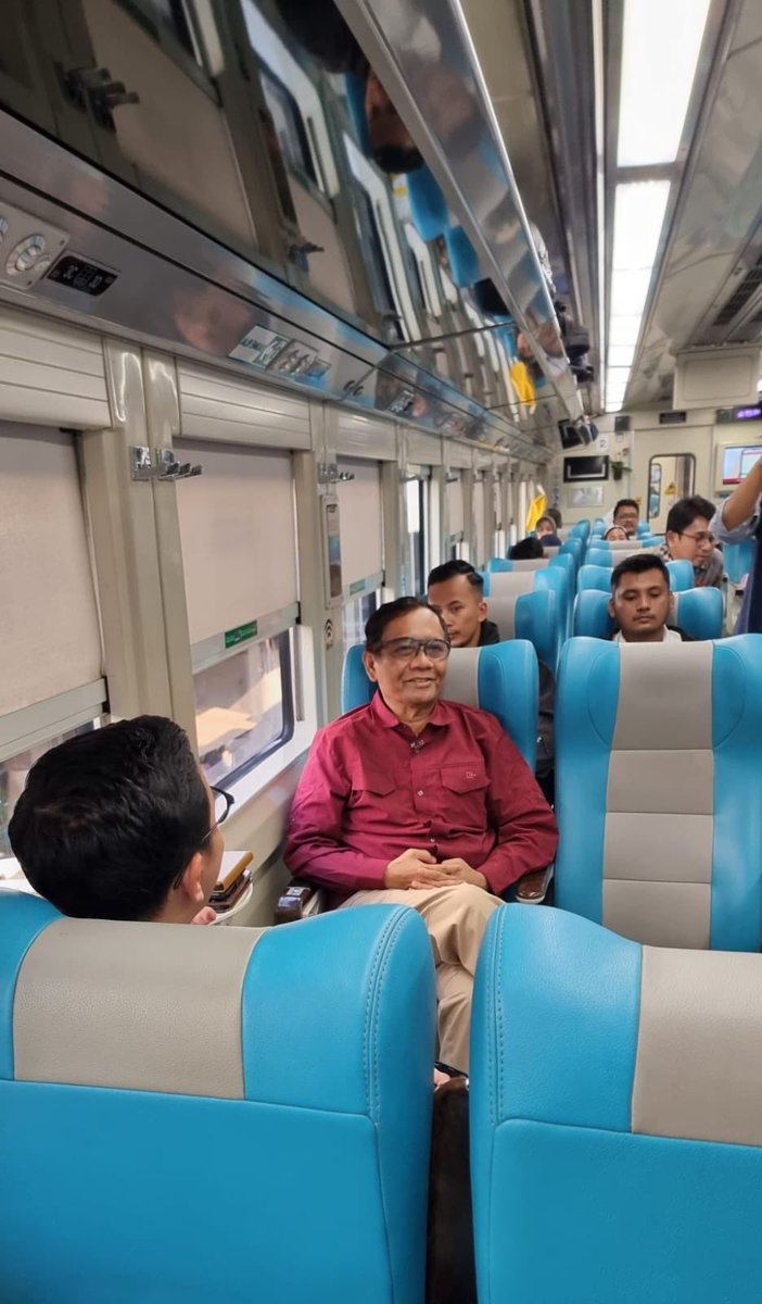 mohmahfudmd's tweet photo. Menikmati variasi perjalanan dgn kereta api. Sabtu siang dan malam ini sy menghadiri undangan ke dua ponpes di Cirebon yaitu Ponpes Buntet dan Ponpes KHAS Kempek. Naik KA ekspres Dwipangga yg bersih dan tak berisik terasa nyaman sambil memandang hamparan sawah dan rumah penduduk. https://t.co/QFJQAlOSXy