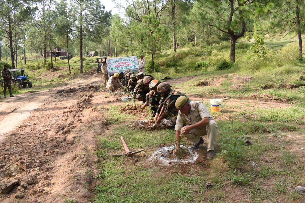 prodefencejammu's tweet photo. #SaveNature
#Afforestation

Plantation drive was organised by #IndianArmy in #Naushera (J&amp;K) as part of efforts towards #EnvironmentConservation. Soldiers &amp; personnel of Forest deptt, Naushera jointly planted saplings to spread the message of #SaveTheMotherEarth

@SpokespersonMoD https://t.co/GnXAZw39XB