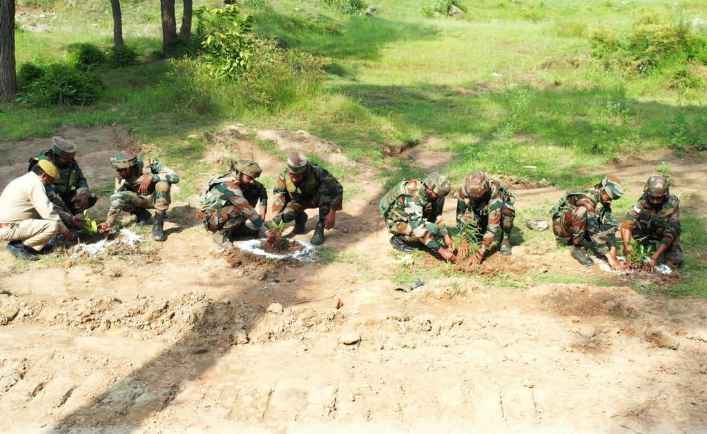 prodefencejammu's tweet photo. #SaveNature
#Afforestation

Plantation drive was organised by #IndianArmy in #Naushera (J&amp;K) as part of efforts towards #EnvironmentConservation. Soldiers &amp; personnel of Forest deptt, Naushera jointly planted saplings to spread the message of #SaveTheMotherEarth

@SpokespersonMoD https://t.co/GnXAZw39XB