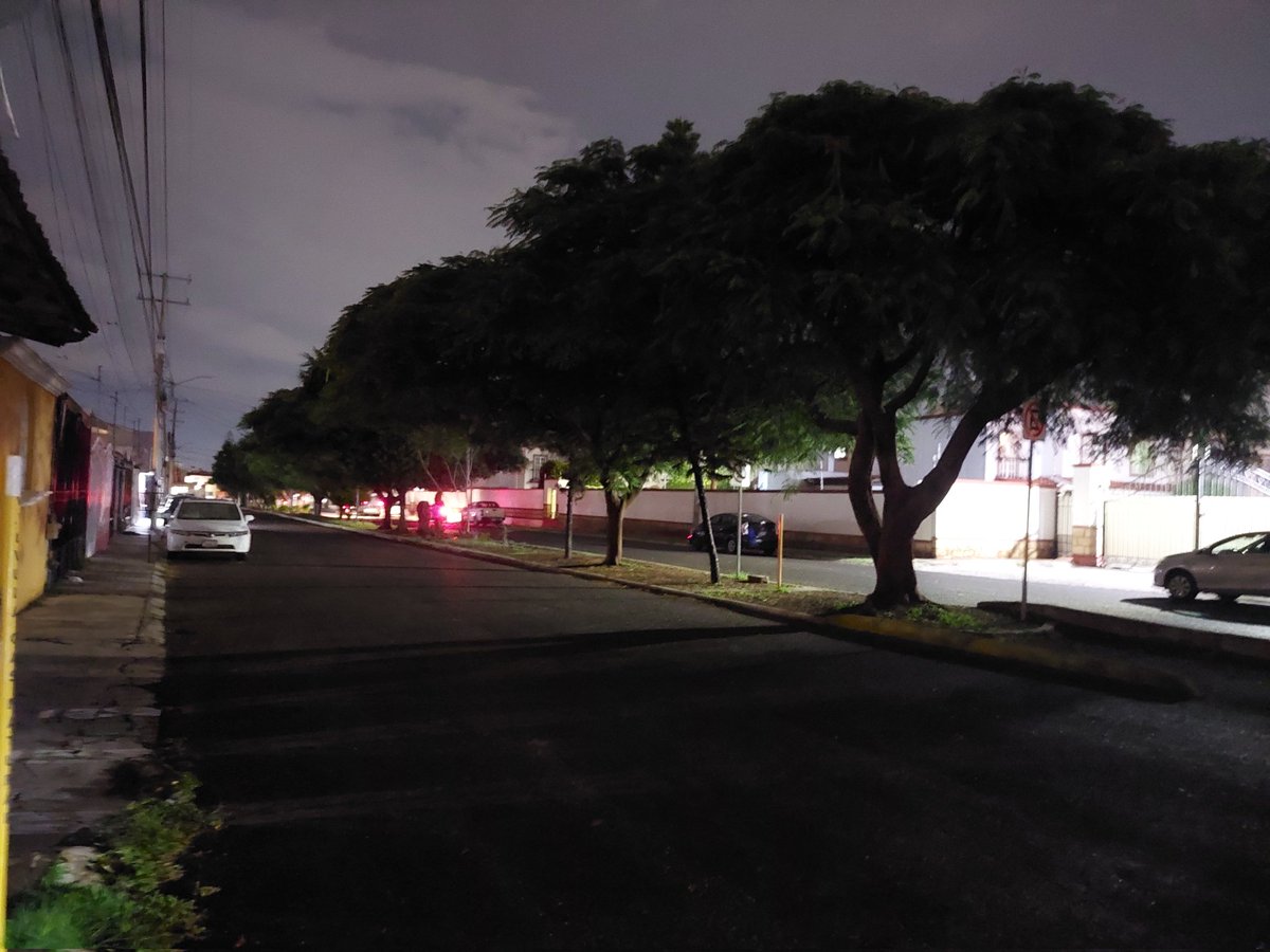 Rachel_soy's tweet photo. @qromunicipio @gobqro @SDUOPQro @CFEmx nuevamente se reporta falta de alumbrado publico en calles de fraccionamiento Galindas #Queretaro, con riesgo al peaton de posibles asaltos. Favor de atender. https://t.co/C0QhI17CoE