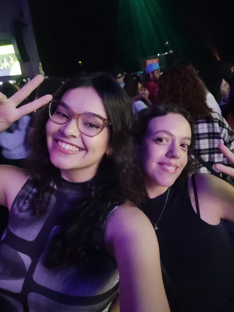 bangatinha's tweet photo. depois de entregarmos o papel de adoção 🤗🧍👭💖 https://t.co/ePSl6usbjS