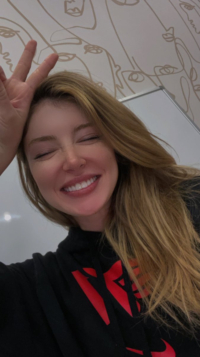Chrissy Costanza tweet media