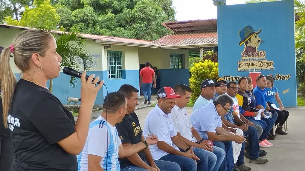 DessireeContre1's tweet image. #Gobierno Bolivariano y Poder Popular instalan Primer Gabinete #Comunal de Servicios Públicos en el Municipio Rojas del Edo Barinas @NicolasMaduro @jaarreaza @ComunasVE_  #ComunaONada