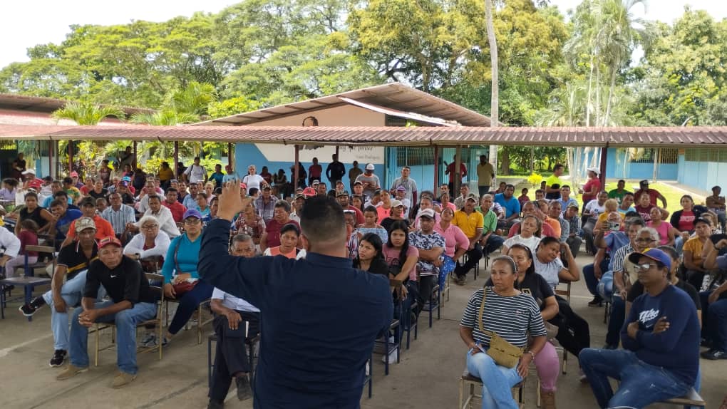 DessireeContre1's tweet image. #Gobierno Bolivariano y Poder Popular instalan Primer Gabinete #Comunal de Servicios Públicos en el Municipio Rojas del Edo Barinas @NicolasMaduro @jaarreaza @ComunasVE_  #ComunaONada