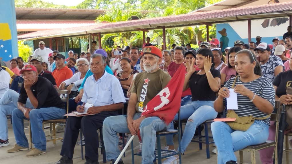 DessireeContre1's tweet image. #Gobierno Bolivariano y Poder Popular instalan Primer Gabinete #Comunal de Servicios Públicos en el Municipio Rojas del Edo Barinas @NicolasMaduro @jaarreaza @ComunasVE_  #ComunaONada
