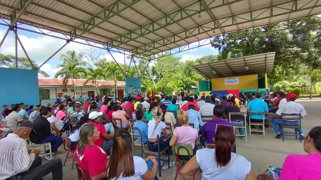 DessireeContre1's tweet image. #Gobierno Bolivariano y Poder Popular instalan Primer Gabinete #Comunal de Servicios Públicos en el Municipio Rojas del Edo Barinas @NicolasMaduro @jaarreaza @ComunasVE_  #ComunaONada