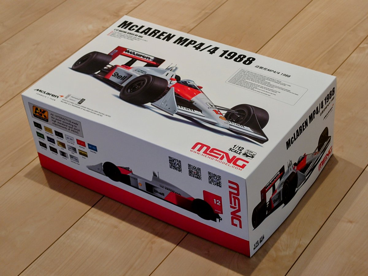 Anmitsu2999's tweet image. 中々見慣れぬ比率のパッケージで縦横はコンパクトですが厚みがあります

マクラーレンの公式品であることを示すステッカーが格好良いですね

1/12 マクラーレン MP4/4 1988

# F1
#Mengmodel
#マクラーレン
