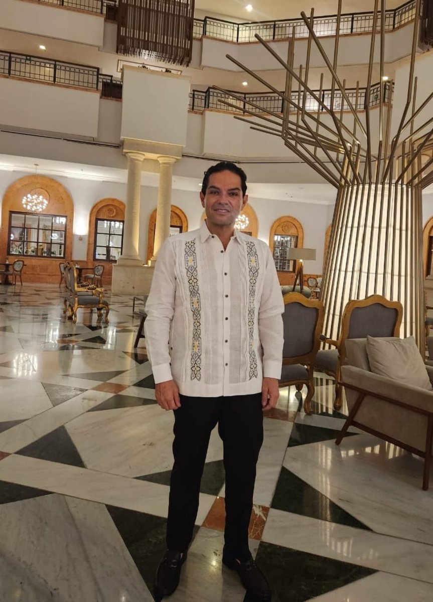 EnriqueVargasdV's tweet photo. Ya en Mérida, por cenar con nuestro anfitrión y amigo @RenanBarrera Presidente Municipal de Mérida y nuestro Dirigente Nacional de @AccionNacional @MarkoCortes 

Muy buenas noches a todos. https://t.co/JqHo7YkLIC