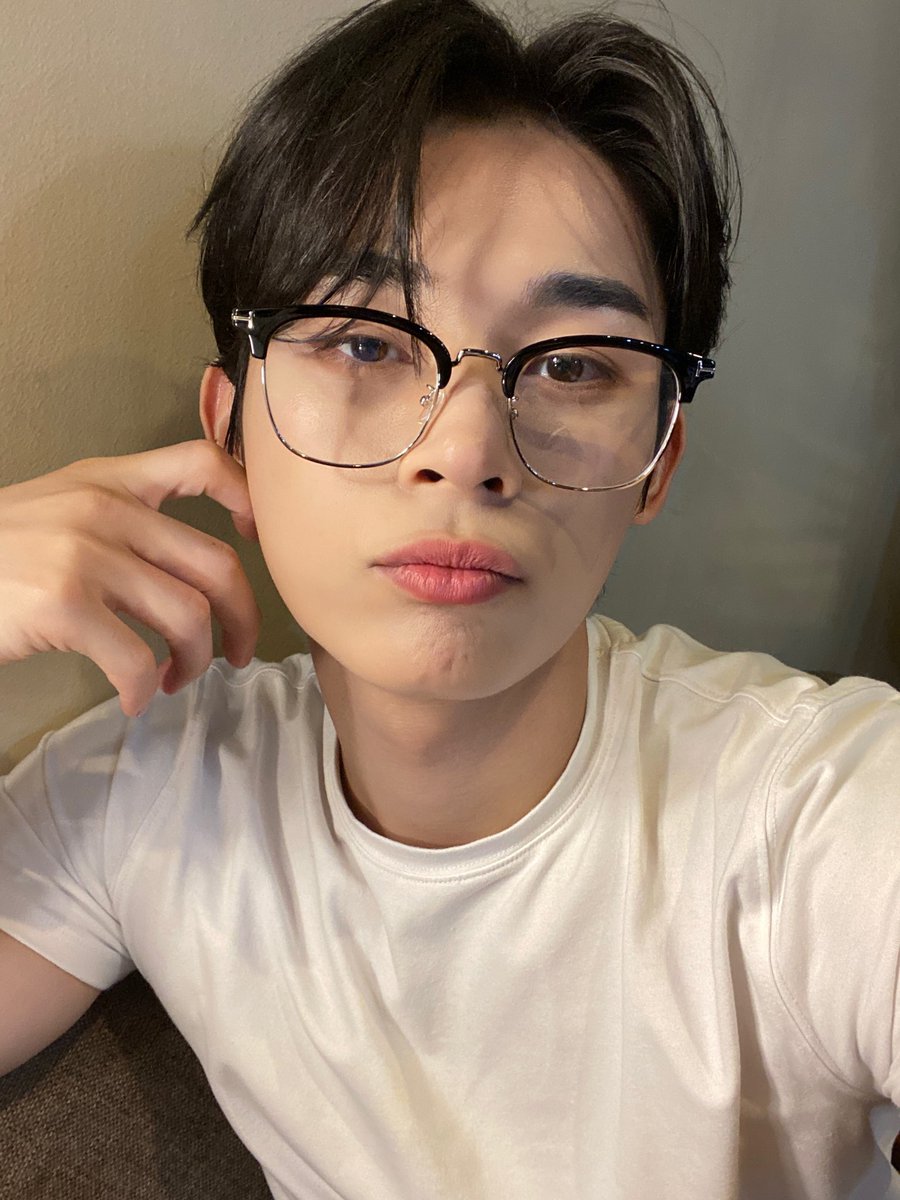 XEED_OFFICIAL's tweet photo. [#유오] 어제 안경 써봤는데 어때

#XEED #BLUE #UO https://t.co/y4cQCeiVG0