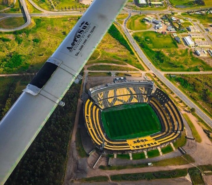 Por dios que estadio tenemos.
