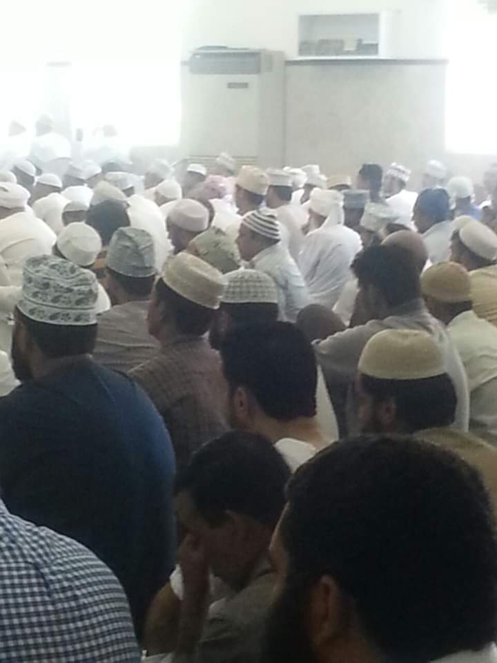sauds9255's tweet photo. رسالة في الواتساب تتناقلتها الجاليات المسلمة في عُمان لخطبة الجمعة في (جامع التوبة) بالأمس يصاب فيها الاجانب بالدهشة عند رؤيتهم سماحة الشيخ أحمد بن حمد الخليلي "حفظه الله ورعاه" وهو يصلي آخر الصفوف بكل تواضع وبدون حرس شخصي ولا مرافقين ..اللهم احفظه وانفعنا بعلمه . https://t.co/WR8hSssDTO