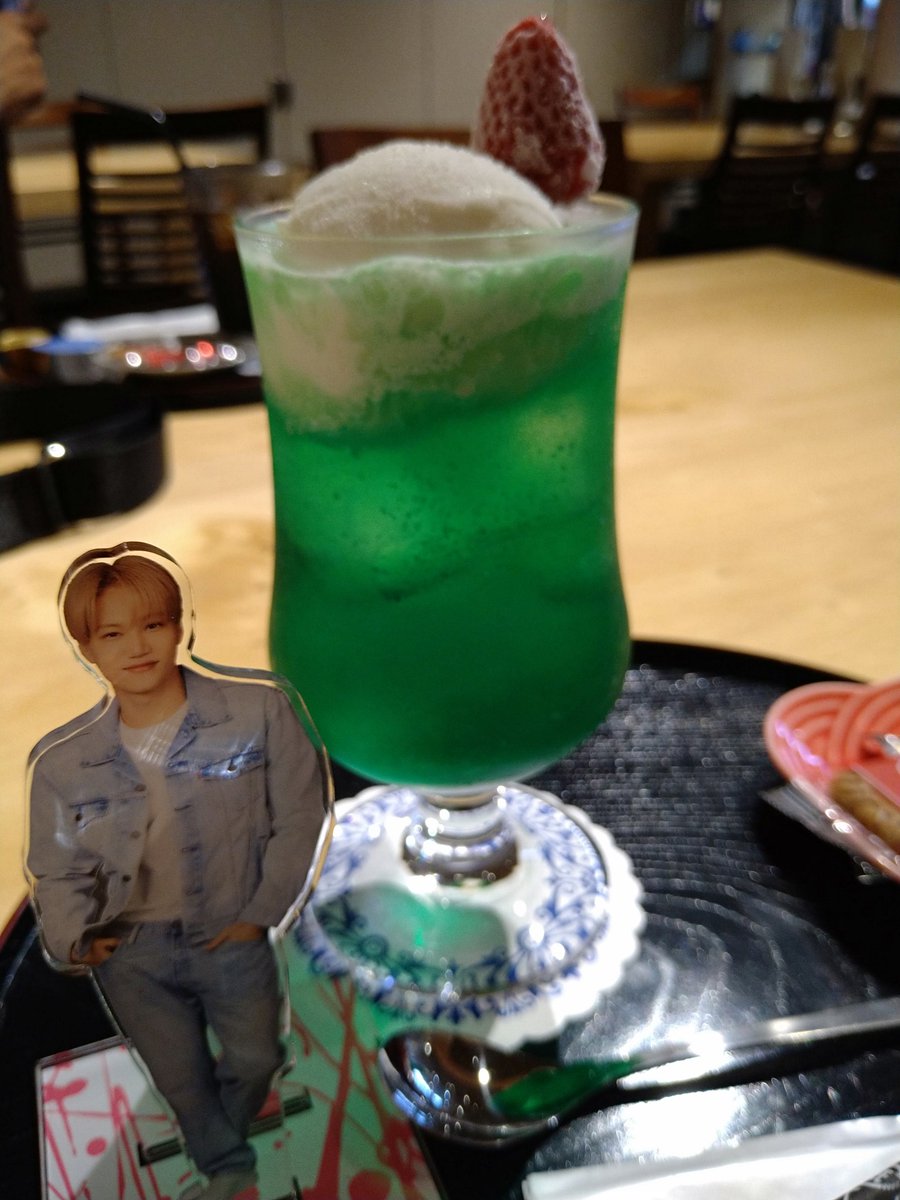 nyacottyee's tweet photo. 念願のっ✨
私もクリソとカイくんのコラボ写真が撮れました😉
あっつい夏に、このグリーンとクリーム、そしてカイくんがよく合いますね〜👍🏼
美味しかった😋
#EXO_CreamSoda
#クリームソーダ
#EXOEXIST https://t.co/DfpsfzWDpw
