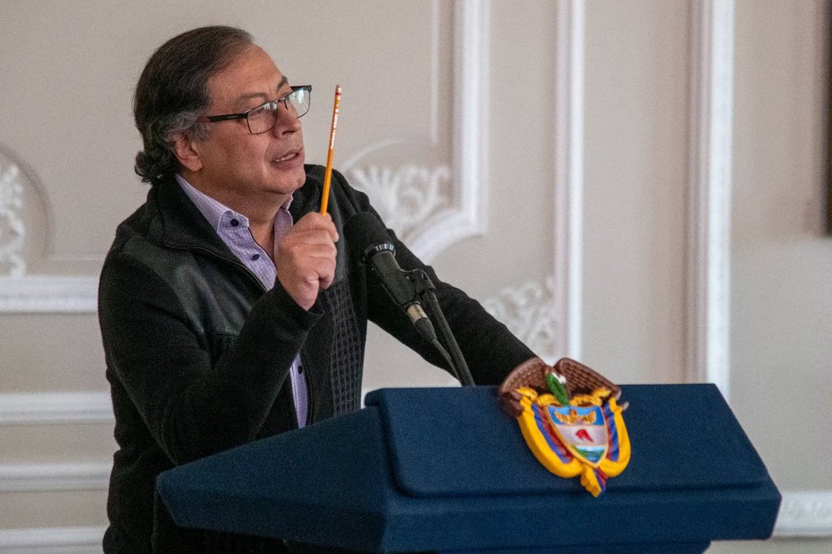 laaliciasumerce's tweet photo. Es @petrogustavo nuestro presidente 
- Lo amenazaron por sus denuncias y salió adelante 
-Lo destituyeron de la alcaldía, volvió 
-Lo procesaron por la crisis de las basuras y detrimento patrimonial, triunfó.
-Lo acusaron por los camiones de basura, la culpa fue de la DIAN. 

🧵 https://t.co/scaWPhrsoU