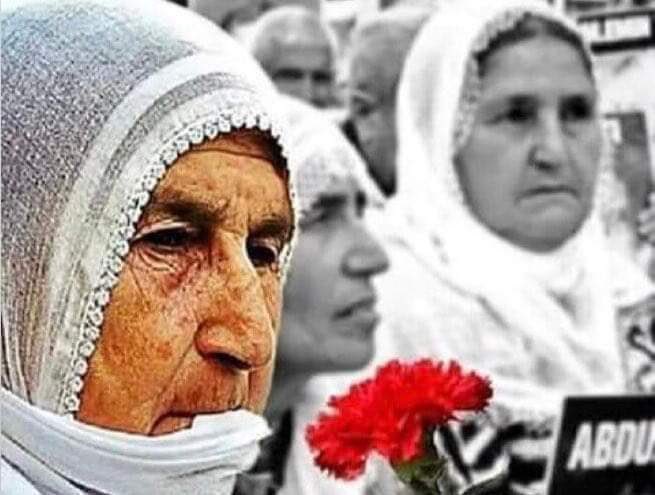 Düşün ki evladının bir parça kemiğine, soğuk bir mezara bile razısın..
Ama yok onu da çok görmüşler..

Benim Annem Cumartesi 💔 🥀 

#Rojbaş
#Günaydın
#Goodmorning
#Bonjour 
#Cumartesi
#CumartesiAnneleri
#CumartesiAnneleri958Hafta 🍀🌼✌️☀️