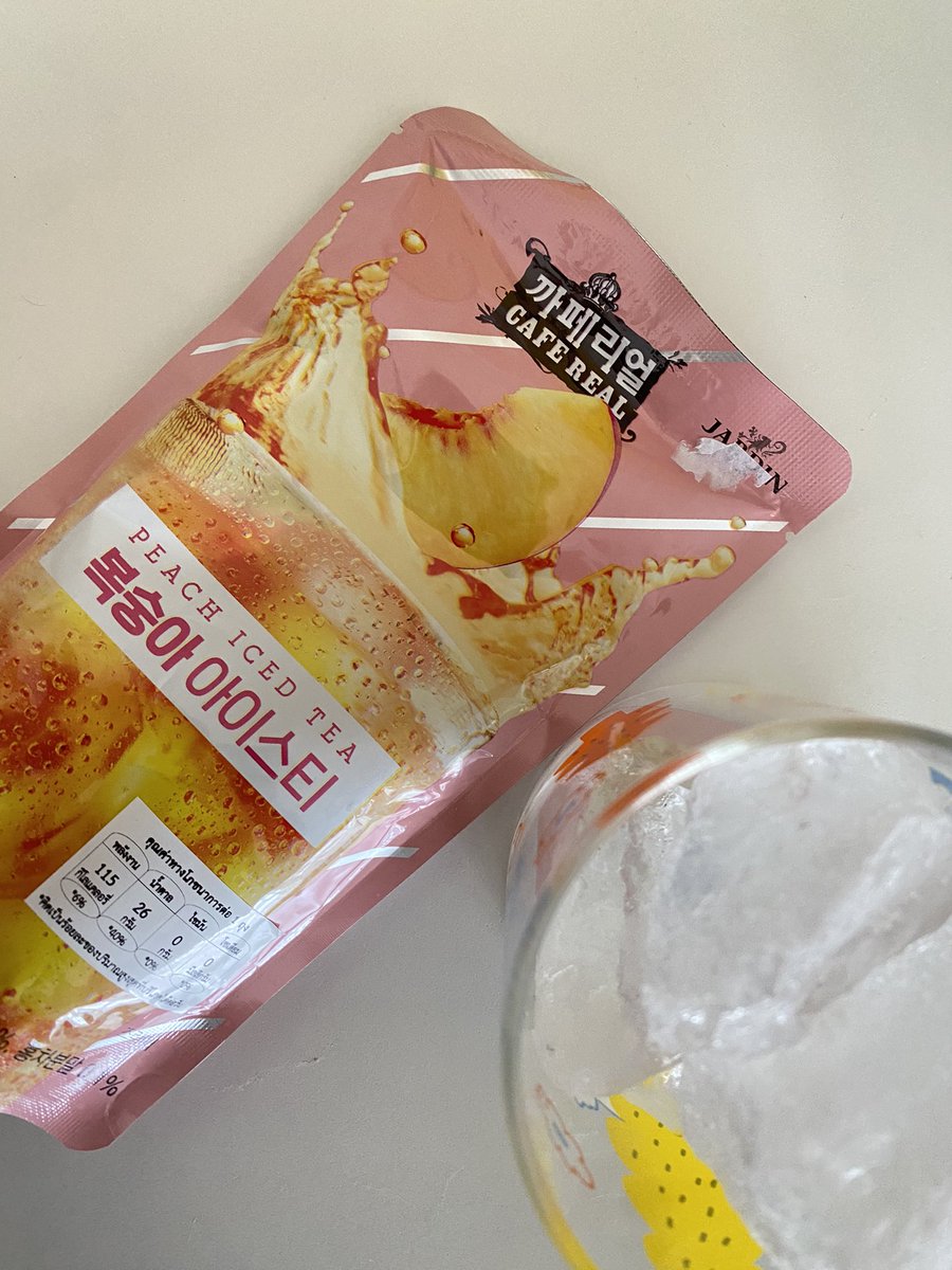 cakeeecarrot's tweet photo. ∙◡̉̈∙ Peach iced tea 🥛 🍑 🍴* 
ชาพีชถุงของเกาหลี เทแล้วดื่ม คาเฟ่แอดโฮมแบบไม่ต้องชงเอง ละรสชาติหอมอร่อย หวานกำลังดีอมเปรี้ยวริดๆ สดชื่นน🫶🏻🫧
เลิฟมากก คือต้องตุนน 🫠🍯 https://t.co/51GOrirsni