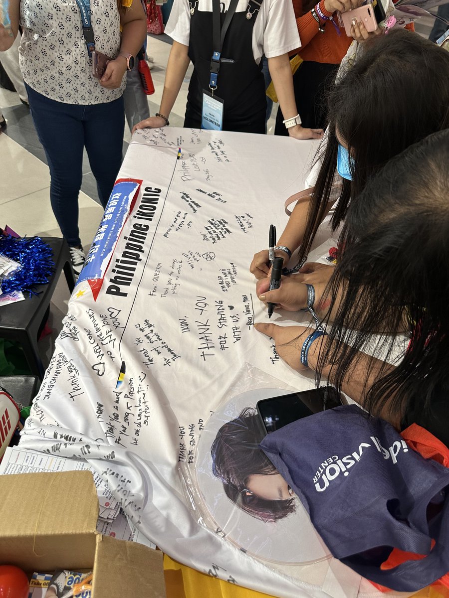 withiKON_PH's tweet photo. iKONICS, we have transferred our cloth writing beside our table. Please write your warm messages to iKON. ❤️

TAKE OFF WITH iKON
#iKON_TAKEOFFinMANILA https://t.co/VxU06HpCDq