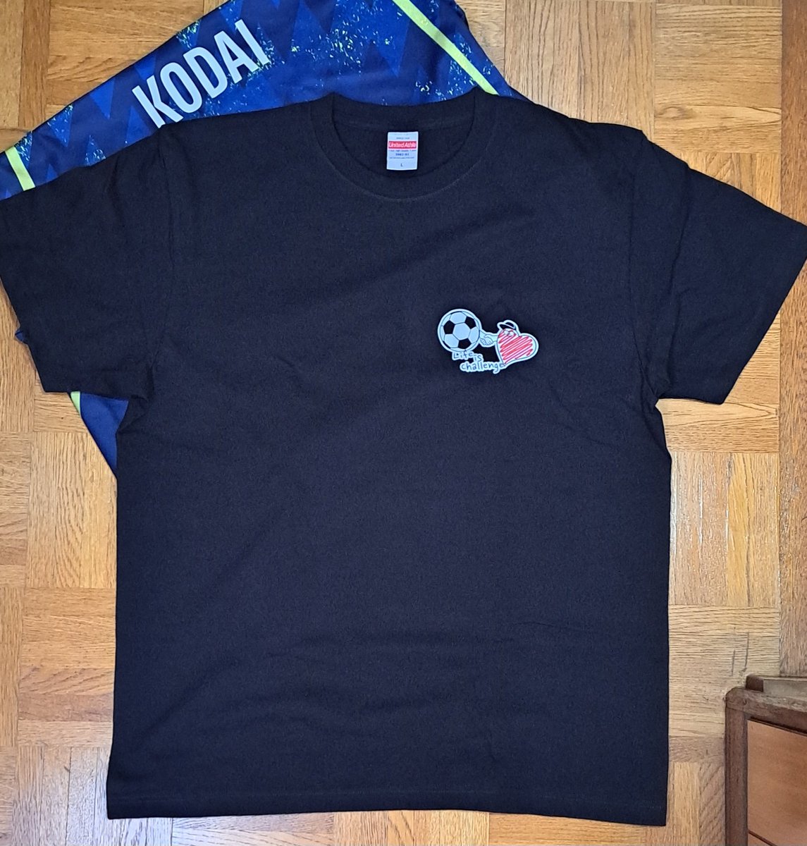 hyakusetufutou's tweet photo. 広大さんプロデュースTシャツ届きました!カッコいい!
(プロデュースした人がカッコいいから笑)
@kodai_ahonabe
#渡辺広大
#DeScratch
#Lifeischallenge https://t.co/hTFdXg1sAs