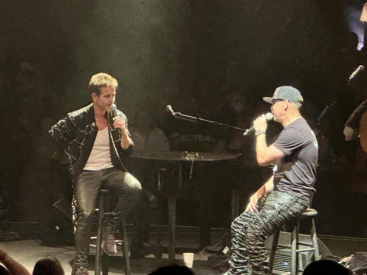 Also great seeing <a href="/DonnieWahlberg/">Donnie Wahlberg</a>  up on stage with <a href="/joeymcintyre/">Joey McIntyre</a>  tonight! #MacAndCheese #SoloJoe #IYKYJ