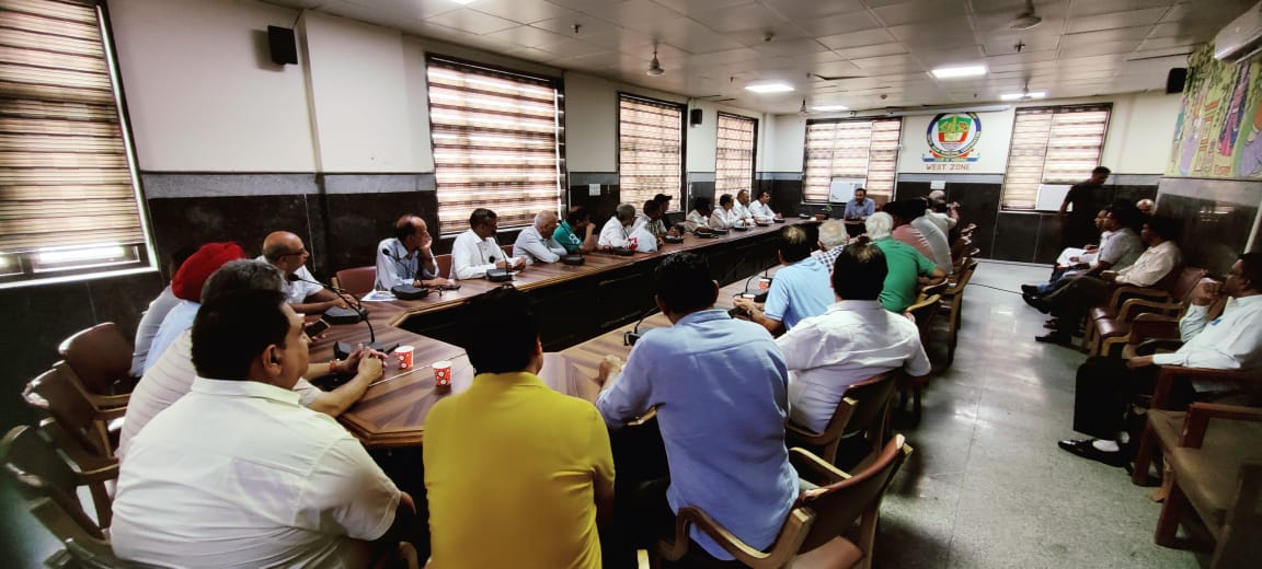 SBM_MCD's tweet photo. Under the guidance of DC/WZ, a series of interactive meetings with 210 Nos of RWAs of West Zone has been organised  to aware and convince reg transform all colonies to Zero Waste Colonies.
#SwachhSurvekshan2023MCD
@LtGovDelhi 
@OberoiShelly 
@GyaneshBharti1 
@dcwestzone https://t.co/94S1AWo7IQ