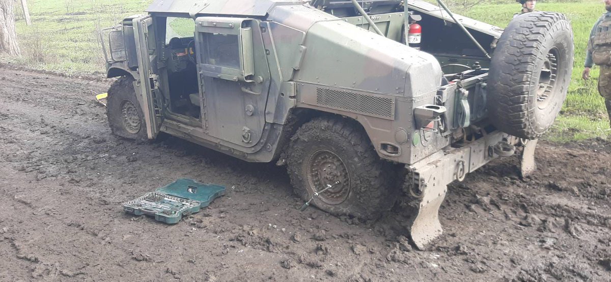 Hannuska2109's tweet photo. Can someone find me a veteran with experience on Hummers. I need advices because I am working through a translator and these guys are havng problems, I need to know more. There has to be an ex army guy out there whose knowledge who could benefit Ukraine, these guys & me a lot. https://t.co/RilX5HjPXL