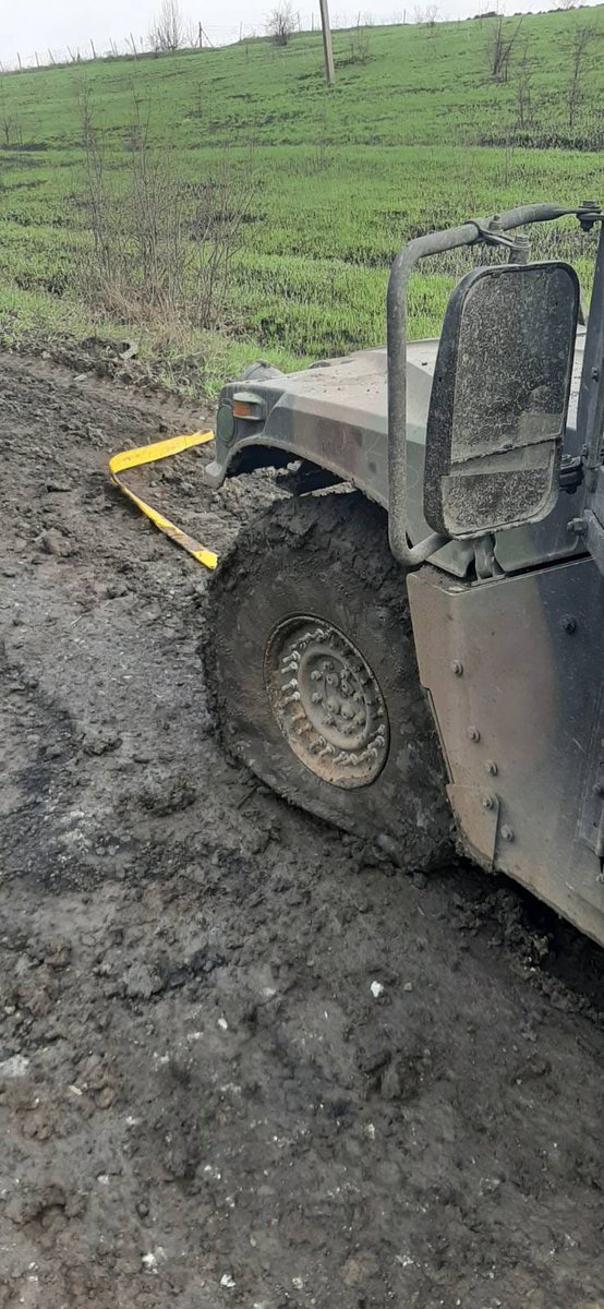 Hannuska2109's tweet photo. Can someone find me a veteran with experience on Hummers. I need advices because I am working through a translator and these guys are havng problems, I need to know more. There has to be an ex army guy out there whose knowledge who could benefit Ukraine, these guys & me a lot. https://t.co/RilX5HjPXL