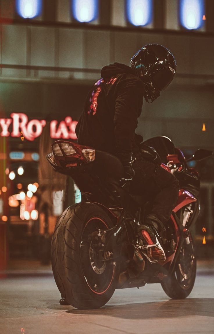 Colt 45 and two zig zags. . . 

BABY THATS ALL WE NEED.