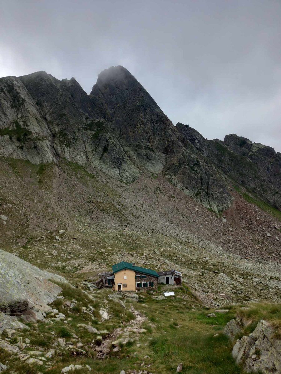 Saliinvetta's tweet photo. 📍Rifugio Falc e Pizzo 3 Signori da Laveggiolo (So)
Una straordinaria escursione nel cuore della Val Gerola
Conoscete questi Rifugi ? Ecco qui i dettagli:
https://t.co/evJ63I6wlY
#pizzotresignori #rifugiofalc #valgerola #montagna https://t.co/7kZEB6BHaZ