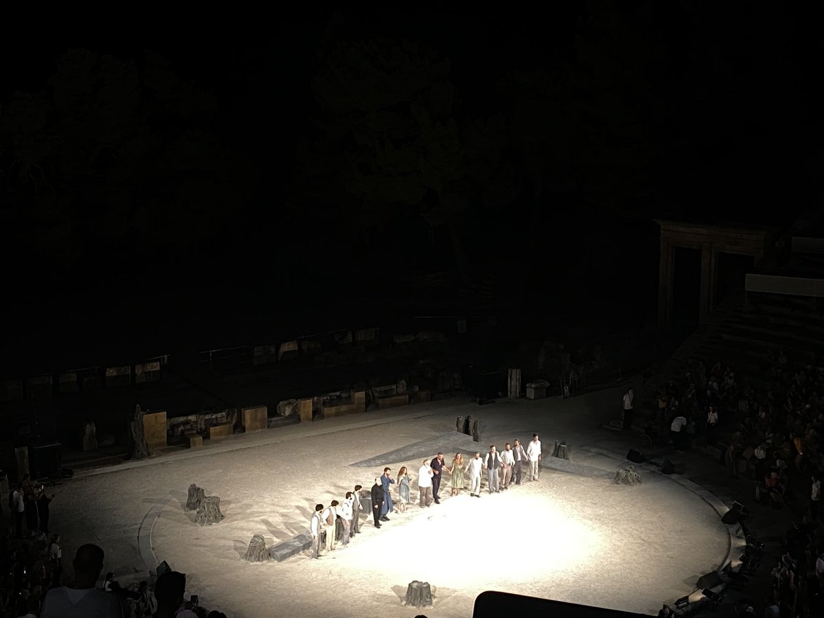Pel meu aniversari la @juliafrancino em va regalar això tan especial que acaba de passar: veure ‘Èdip a Colonos’ al teatre d’Epidaure. Sempre em sembla increïble que un text escrit fa 2500 anys pugui emocionar així. «Hi ha misteris que la paraula no ha de revelar»