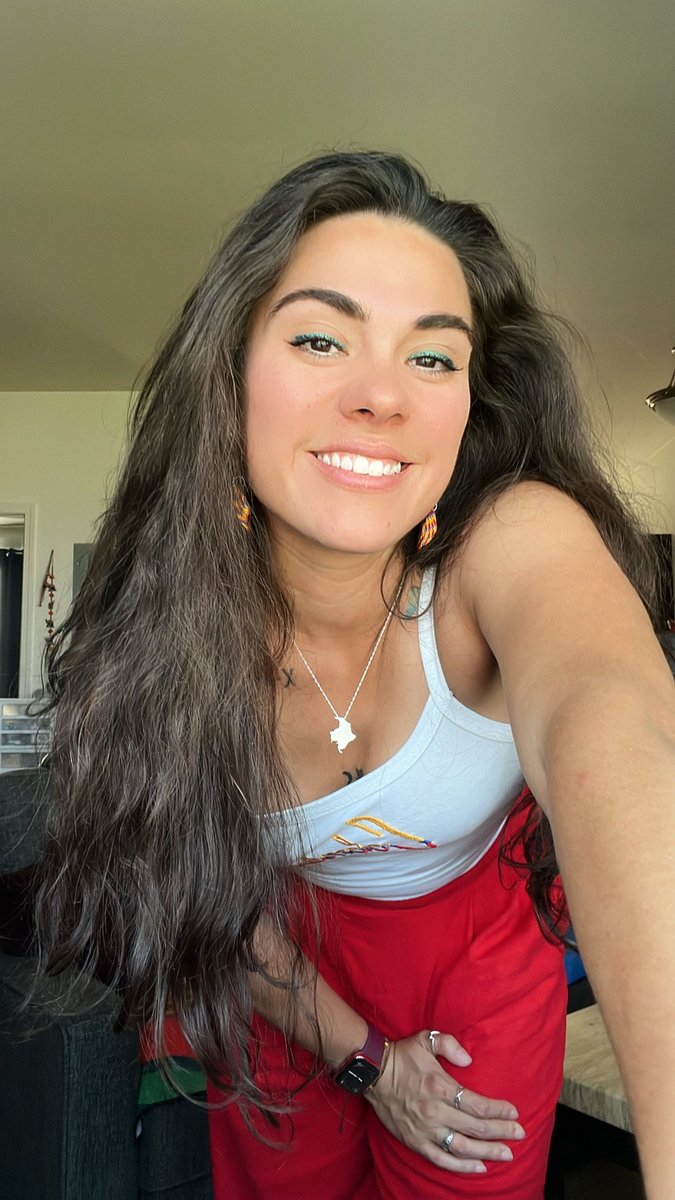 dcas91's tweet photo. @karolg vengo de Montana a Vegas para verte en vivo… pero por el cambio de la fecha no voy alcanzar llegar a tiempo a verte 😰 llego a medianoche, después del concierto… nos encontramos después? 🥹✨🌺🌸🥰🫶🏼 #Manifestando #MananaSeraBonito 🌈 https://t.co/ICSErFviC1