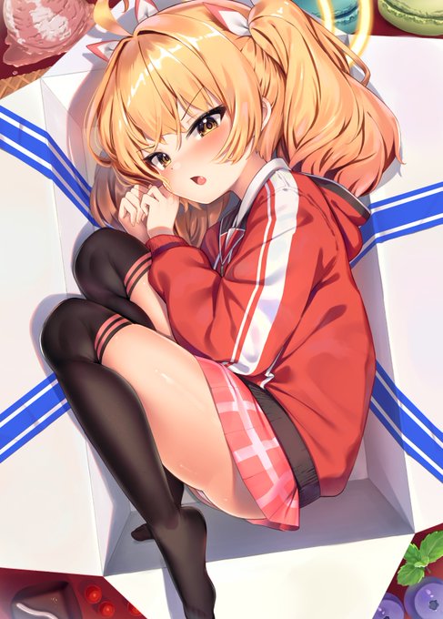 夏コミ表紙のイラスト公開～!😼
スイーツ入れる箱に詰め込まれたヨシミちゃんです!😋
#ブルアカ #BlueArchive #C102 