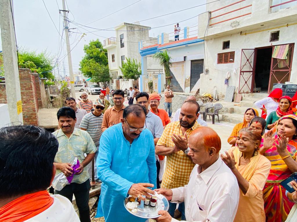VasudevDevnani's tweet photo. हर कदम विकास का - प्रगति और विश्वास का
अजमेर उत्तर विधानसभा के वार्ड 80 में आज रजत पथ चट्टानेश्वर महादेव मंदिर के गली नंबर 4 और 5 में विधायक कोष से स्वीकृत 5.75 लाख रुपये से सीसी रोड के निर्माण कार्य का शुभारंभ किया ।
#DevlopmentWorks #AjmerNorth #ApneDevnani
#ApnaAjmer https://t.co/WqCWXam2Ey