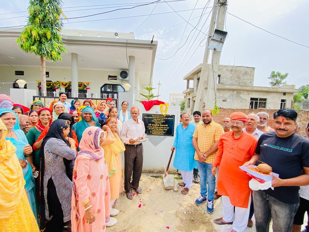 VasudevDevnani's tweet photo. हर कदम विकास का - प्रगति और विश्वास का
अजमेर उत्तर विधानसभा के वार्ड 80 में आज रजत पथ चट्टानेश्वर महादेव मंदिर के गली नंबर 4 और 5 में विधायक कोष से स्वीकृत 5.75 लाख रुपये से सीसी रोड के निर्माण कार्य का शुभारंभ किया ।
#DevlopmentWorks #AjmerNorth #ApneDevnani
#ApnaAjmer https://t.co/WqCWXam2Ey