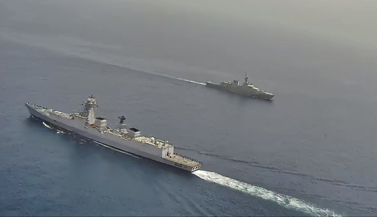 indiannavy's tweet photo. 🇮🇳-🇴🇲
#BridgesofFriendship

Continuing with #IndianNavy's focus on enhancing operational interaction with #RoyalNavyofOman (RNO), #INSVisakhapatnam with FOCWF embarked, undertook Passage Exercise with RNO #03Aug, Gulf of Oman.
#PASSEX

@MG_MOD_OMAN @IN_WesternFleet @Indemb_Muscat https://t.co/k0gAyMuq7f