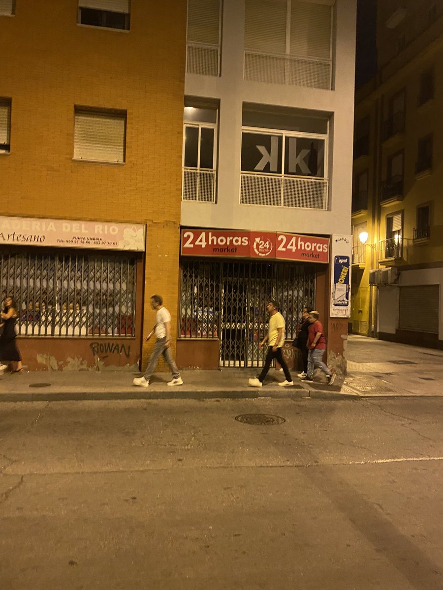 _anaya7's tweet photo. si el 24h te engaña ella también https://t.co/lxomEUxfGX
