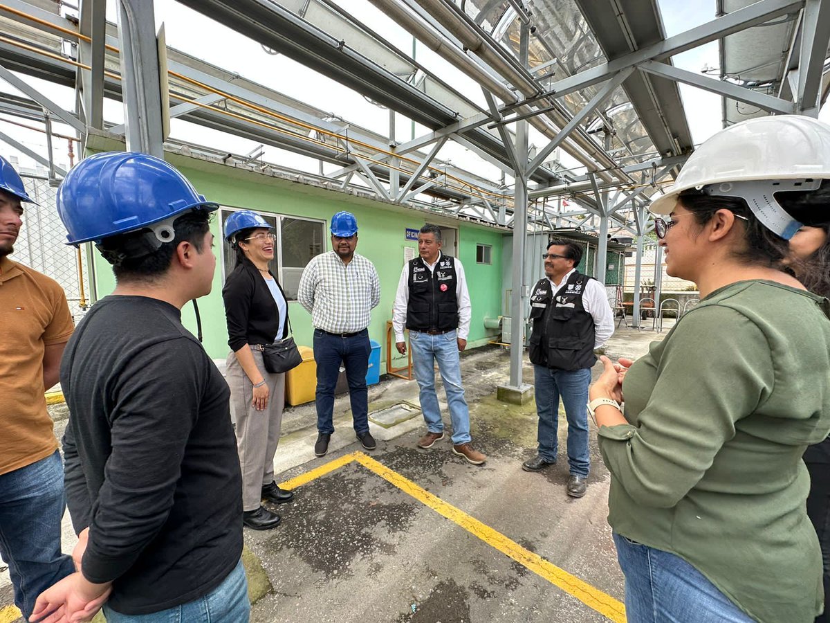 FerVilchisMx's tweet photo. #Ecosistema | Hoy, el regidor Ernesto Santillán y autoridades de  @DMAyEEcatepec sostuvieron una reunión con la empresa @SUEMA_MX, la delegación #Cuajimalpa y autoridades de la @SEMARNAT_mx, con el objetivo de conocer el manejo integral de los residuos sólidos en esa demarcación. https://t.co/ch63FJtvke