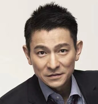“新疆受害者数据库”近期上演一场“乌龙”，所谓“乌鲁木齐警察”名单，令人跌破眼镜的是，刘德华、周润发的照片赫然在列。对于这则粗制滥造的谎言，“中国事实核查”及时发声，所谓涉疆“数据库”，不过是彻头彻尾的“造假库”。
