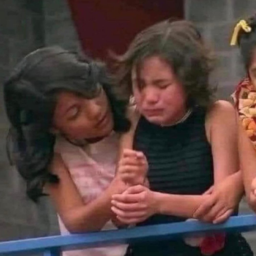valxls__'s tweet photo. Ver Heartstopper me está haciendo sentir más miserable. Yo también quiero un grupito de amigos así de cool que me hagan fiestas sorpresas, o salgamos y nos saquemos fotos, o que me paguen algo que quiero y no pueda comprar y que nos apoyemos entre todos así bien bonito https://t.co/Pa90OjkTm8
